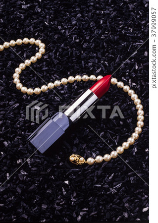 Red lipstick with a pearl necklace Red lipstick with a pearl necklace 37999057