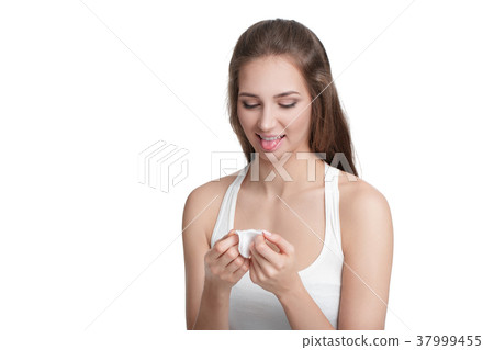 woman with cotton pad woman with cotton pad 37999455