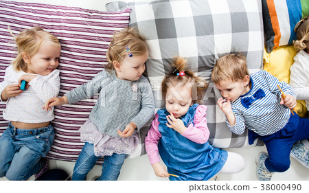 The children lie on the pillows The children lie on the pillows 38000490