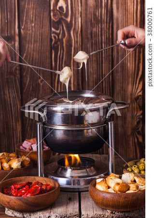 The cheese fondue The cheese fondue 38000761