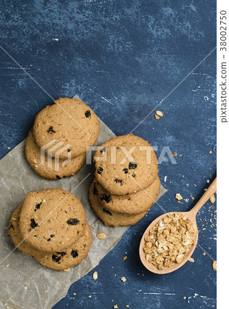 Oatmeal cookies with raisins Oatmeal cookies with raisins 38002750