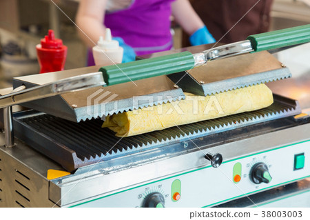 Preparation of shawarma on an electric furnace Preparation of shawarma on an electric furnace 38003003