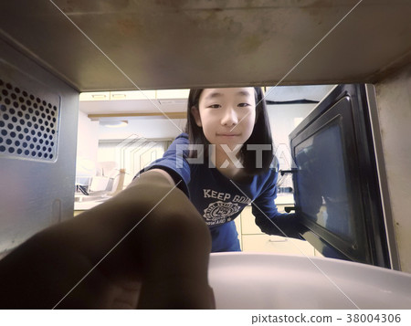 Child opening the door of microwave oven 38004306