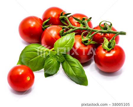 Red cherry tomatoe isolated 38005105