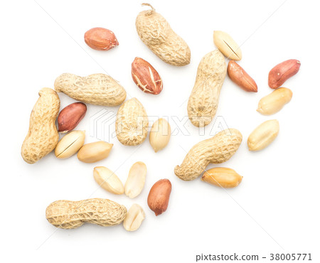 Raw peanut isolated on white 38005771