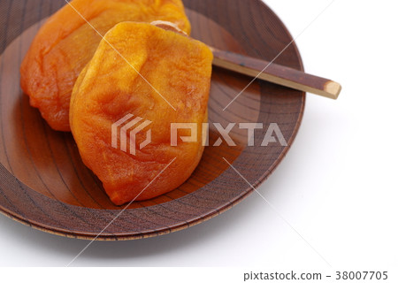 Anpo米糕杏乾蛋糕在木糖果板材服務白色背景j特寫鏡頭左上 38007705