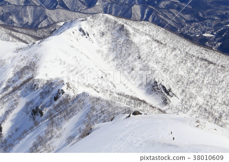 From the vicinity of Tanigawadake Shono Hut in the winter towards Tenjin Taira Lift Station 38010609