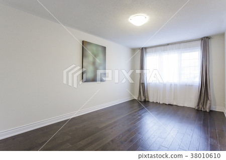 Empty living room 38010610