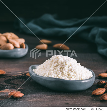 almond powder or almon flour 38011570