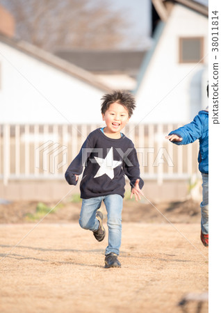一個孩子帶著微笑跑 一個孩子帶著微笑跑 38011814