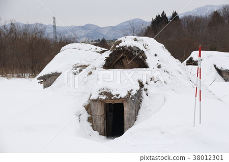 在冬季的Sannai Maruyama遺址（樹皮倒刺坑住宅） 38012301