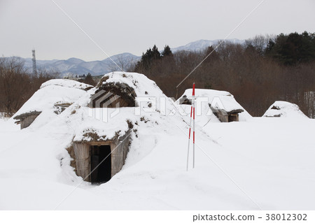 在冬季的Sannai Maruyama遺址(樹皮倒刺坑住宅) 在冬季的Sannai Maruyama遺址(樹皮倒刺坑住宅) 38012302