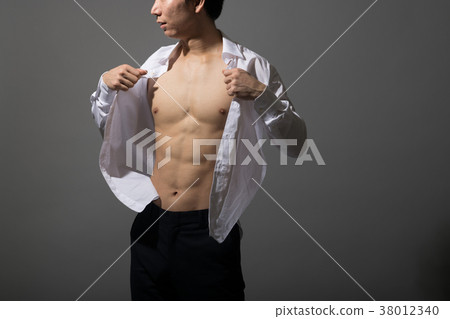 運動員男子換衣服肌肉瘦男子氣概 運動員男子換衣服肌肉瘦男子氣概 38012340