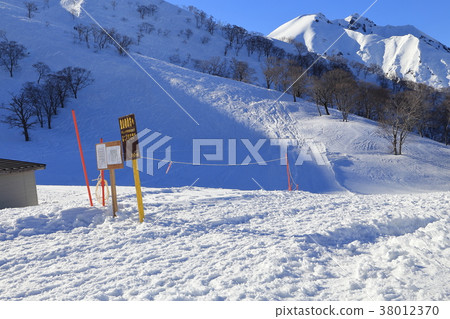 在Tenjinhira駐地附近的山攀登在冬天 38012370