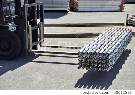 Fork carrying scaffolding material 38012581