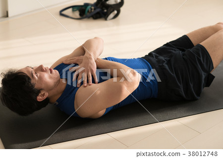 Young Japanese man doing abdominals 38012748