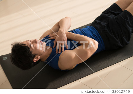 做abdominals的年輕日本人 38012749