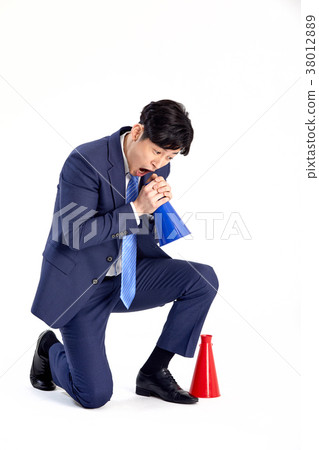 A young man in his twenties who communicates with the world. Loud loudspeaker 38012889