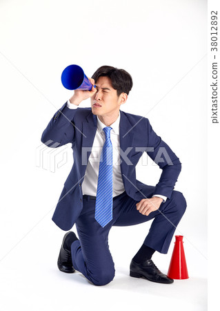 一個二十多歲的年輕人與世界溝通。揚聲器響亮 38012892