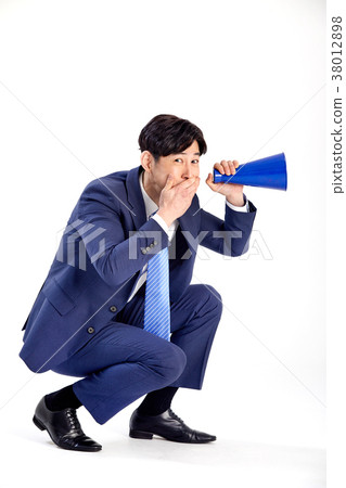 A young man in his twenties who communicates with the world. Loud loudspeaker 38012898