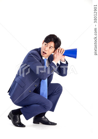 一個二十多歲的年輕人與世界溝通。揚聲器響亮 一個二十多歲的年輕人與世界溝通。揚聲器響亮 38012901