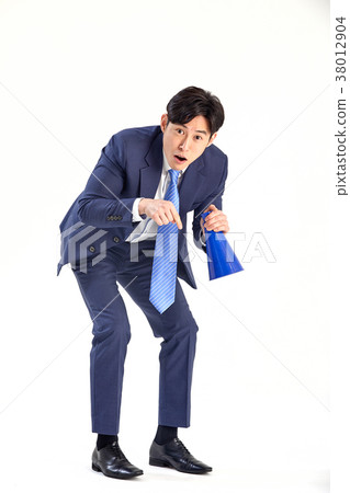 一個二十多歲的年輕人與世界溝通。揚聲器響亮 38012904