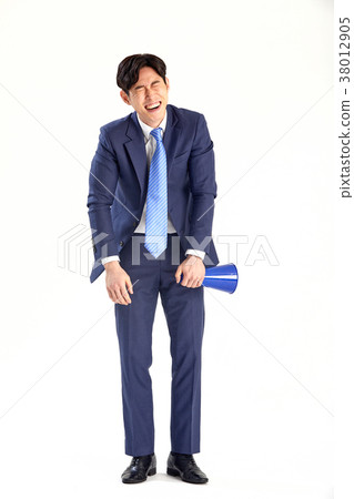 一個二十多歲的年輕人與世界溝通。揚聲器響亮 38012905