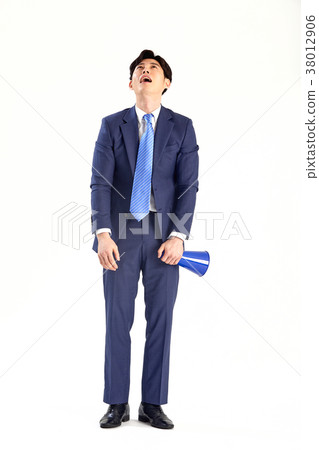 一個二十多歲的年輕人與世界溝通。揚聲器響亮 38012906