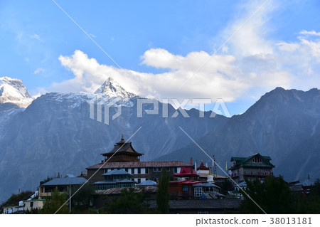 Recon Pio和Kinaul Valley Carpa村莊和印度美麗的山脈和寺廟 Recon Pio和Kinaul Valley Carpa村莊和印度美麗的山脈和寺廟 38013181