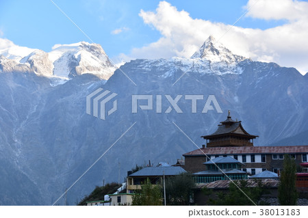 Recon Pio和Kinaul Valley Carpa村莊和印度美麗的山脈和寺廟 Recon Pio和Kinaul Valley Carpa村莊和印度美麗的山脈和寺廟 38013183