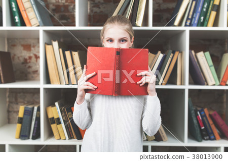 Teenage girl in a library Teenage girl in a library 38013900
