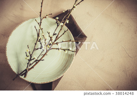 Vintage table setting with floral decorations. 38014248