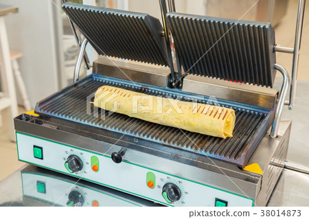 Preparation of shawarma on an electric furnace Preparation of shawarma on an electric furnace 38014873