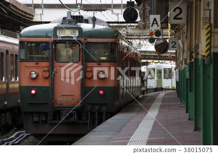 新越本線115系列（前進列車）在新潟站下車 38015075