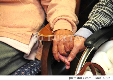 Elderly people holding hands 38016926