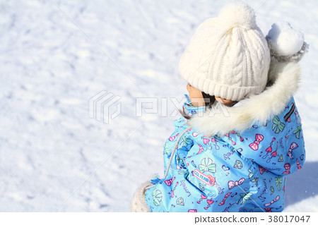 Young children playing a snowball fight (3 years old) Young children playing a snowball fight (3 years old) 38017047