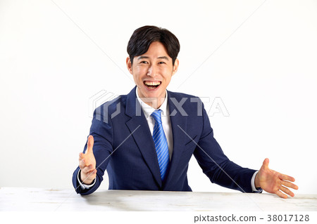 20s business man, young man, smiling, sitting at a table 38017128