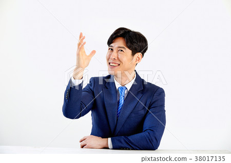 20多歲的商人，年輕人，微笑著，坐在一張桌子 38017135