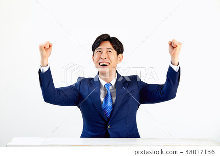 20多歲的商人,年輕人,微笑著,坐在一張桌子 20多歲的商人,年輕人,微笑著,坐在一張桌子 38017136