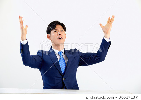 20s business man, young man, smiling, sitting at a table 38017137