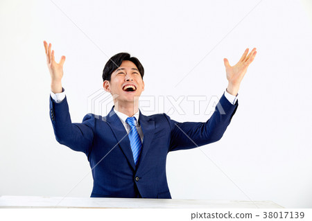 20多歲的商人，年輕人，微笑著，坐在一張桌子 38017139