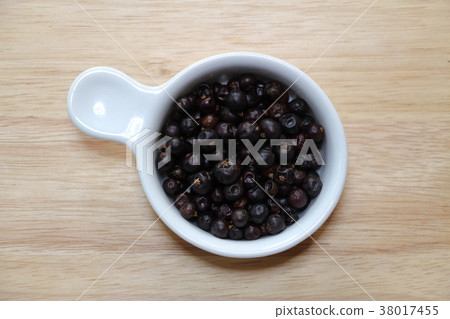 Juniper berry 38017455