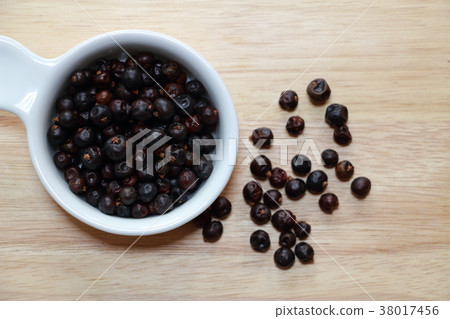 Juniper berry 38017456