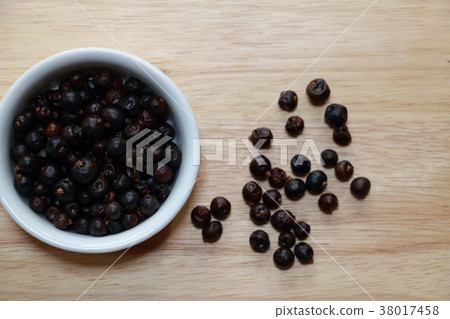 Juniper berry 38017458