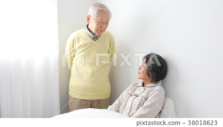 一對老夫妻說話 一對老夫妻說話 38018623