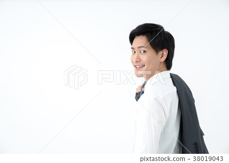 把夾克放的商人在他的肩膀上 38019043