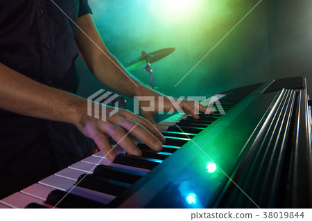 The Keyboard plays the electronic piano. 38019844