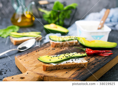 bread with cheese and with avocado 38019925