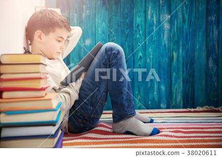 eight years old child reading a book 38020611