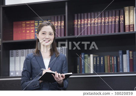 採取與微笑的年輕女性僱員筆記 採取與微笑的年輕女性僱員筆記 38020859